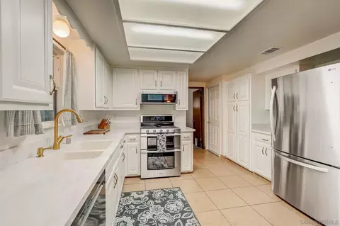 Kitchen - 405 Davos Dr, Crestline, CA 92325 photo 5 of 12