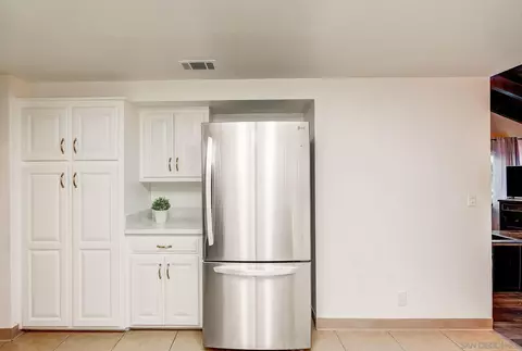 Kitchen - 405 Davos Dr, Crestline, CA 92325 photo 11 of 12