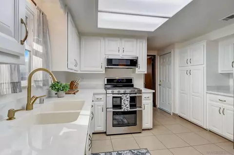 Kitchen - 405 Davos Dr, Crestline, CA 92325 photo 9 of 12