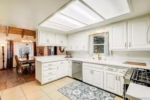 Kitchen - 405 Davos Dr, Crestline, CA 92325 photo 12 of 12