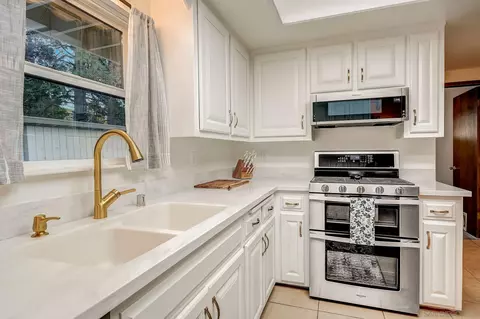 Kitchen - 405 Davos Dr, Crestline, CA 92325 photo 3 of 12