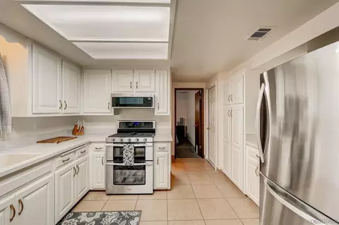 Kitchen - 405 Davos Dr, Crestline, CA 92325 photo 10 of 12
