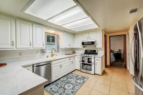 Kitchen - 405 Davos Dr, Crestline, CA 92325 photo 4 of 12