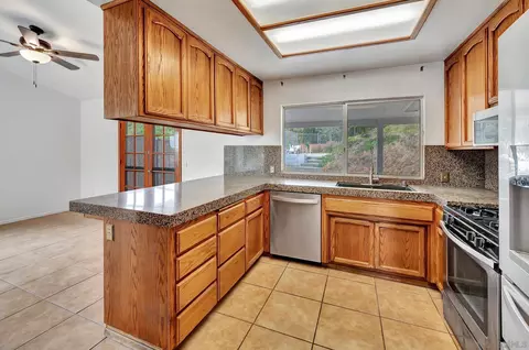 Kitchen - 3011 Hypoint Ave, Escondido, CA 92027 photo 4 of 5