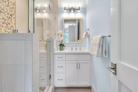 Bath - 1119 9th St, Coronado, CA 92118 photo 3 of 5