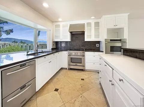 8562 Lake Bluffs Cir, Spring Valley, CA 91977 photo 2