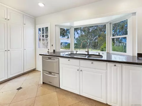 8562 Lake Bluffs Cir, Spring Valley, CA 91977 photo 9