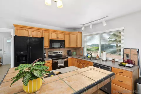 Kitchen - 28750 Sandhurst Way, Escondido, CA 92026 photo 4 of 5