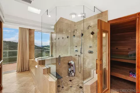Bath - 28750 Sandhurst Way, Escondido, CA 92026 photo 3 of 8