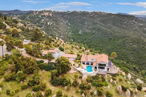View/Area - 28750 Sandhurst Way, Escondido, CA 92026 photo 2 of 11