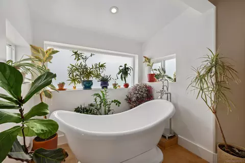 Bath - 724 Amigos Rd, Ramona, CA 92065 photo 3 of 5