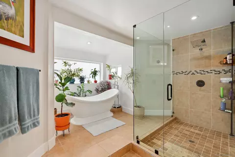 Bath - 724 Amigos Rd, Ramona, CA 92065 photo 2 of 5