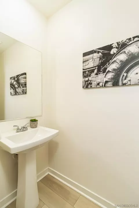 Bath - 35168 Grove Trl, Fallbrook, CA 92028 photo 4 of 4