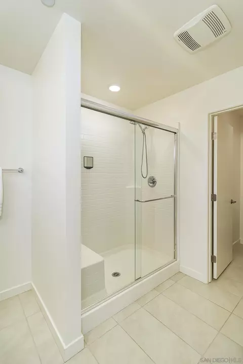 Bath - 35168 Grove Trl, Fallbrook, CA 92028 photo 2 of 4