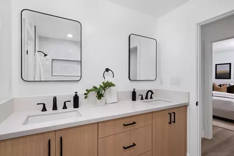 Bath - 2122 Opal Rdg, Vista, CA 92081 photo 3 of 5