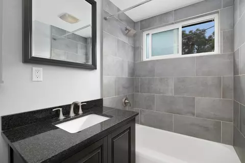 Bath - 1104 Oak Dr, Vista, CA 92084 photo 2 of 4