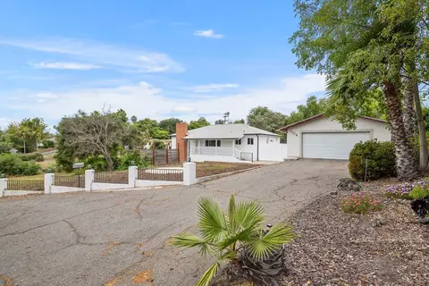 Exterior - 1104 Oak Dr, Vista, CA 92084 photo 2 of 28