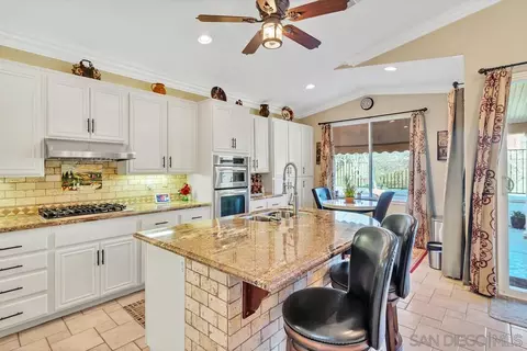 Kitchen - 45846 Paseo Gallante, Temecula, CA 92592 photo 4 of 4