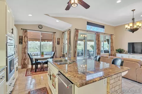 Kitchen - 45846 Paseo Gallante, Temecula, CA 92592 photo 3 of 4