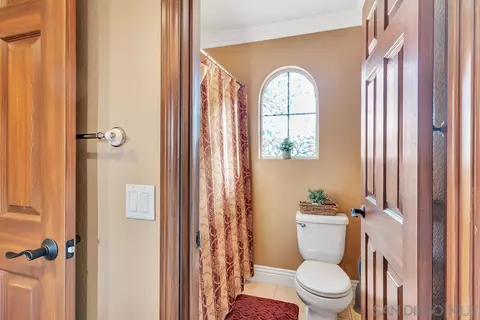 Bath - 45846 Paseo Gallante, Temecula, CA 92592 photo 2 of 6