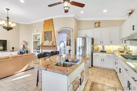 Kitchen - 45846 Paseo Gallante, Temecula, CA 92592 photo 2 of 4