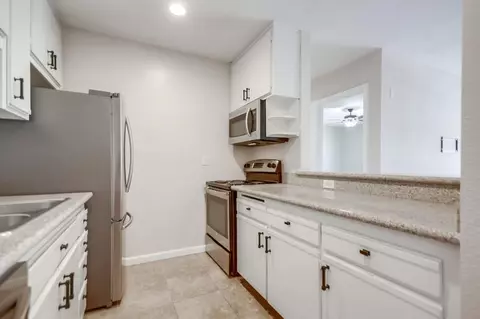 Kitchen - 12716 Lakeshore Dr #L, Lakeside, CA 92040 photo 6 of 8