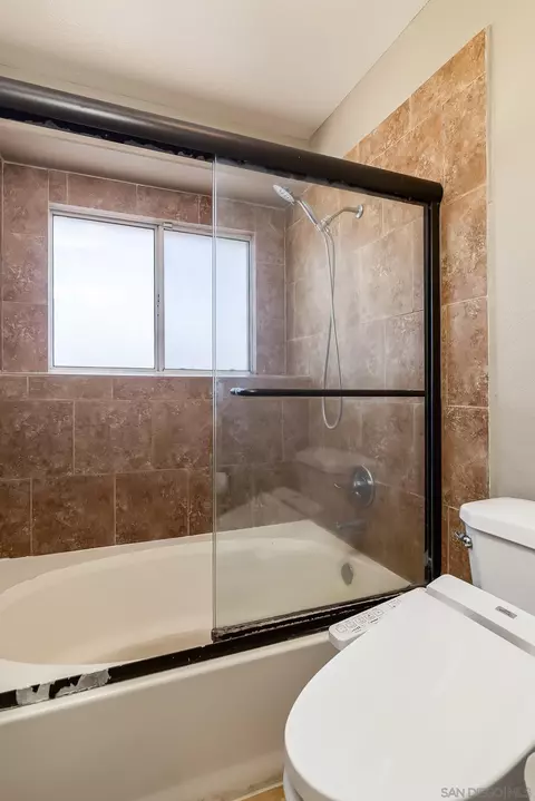 Bath - 9597 Leyendekker Ct, Lakeside, CA 92040 photo 2 of 4