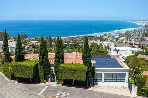 View/Area - 7403 Hillside Dr, La Jolla, CA 92037 photo 2 of 9
