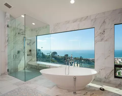 Bath - 7403 Hillside Dr, La Jolla, CA 92037 photo 2 of 5