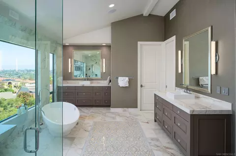 Bath - 7403 Hillside Dr, La Jolla, CA 92037 photo 4 of 5