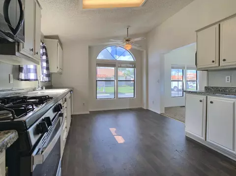 Kitchen - 700 Bahama Dr, Hemet, CA 92543 photo 2 of 5