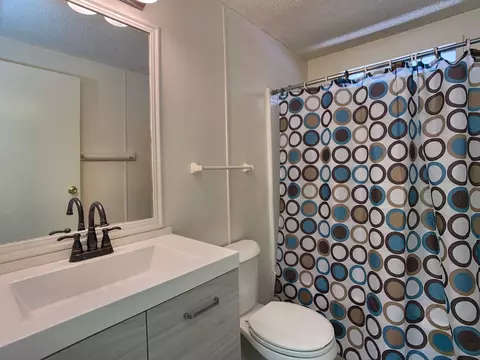 Bath - 700 Bahama Dr, Hemet, CA 92543 photo 6 of 6