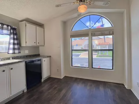 Kitchen - 700 Bahama Dr, Hemet, CA 92543 photo 4 of 5