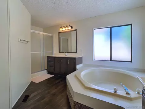 Bath - 700 Bahama Dr, Hemet, CA 92543 photo 2 of 6