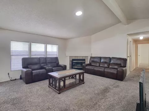 Living - 700 Bahama Dr, Hemet, CA 92543 photo 2 of 8