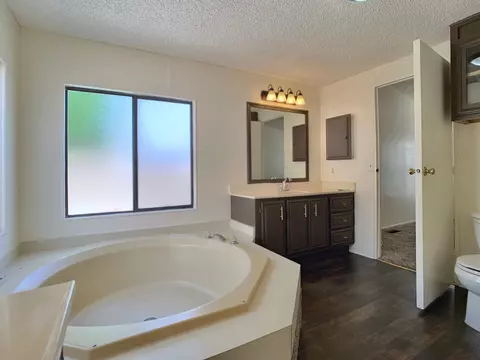 Bath - 700 Bahama Dr, Hemet, CA 92543 photo 4 of 6