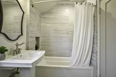 Bath - 7721 Ivanhoe Ave E, La Jolla, CA 92037 photo 2 of 3