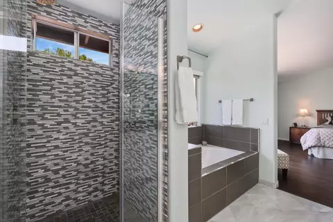 Bath - 1769 Willowhaven Rd, Encinitas, CA 92024 photo 2 of 5