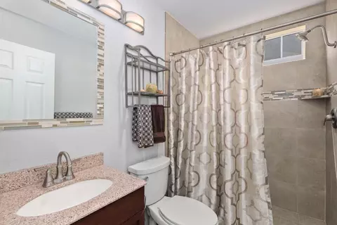 Bath - 1769 Willowhaven Rd, Encinitas, CA 92024 photo 5 of 5