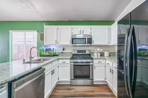 Kitchen - 512 Coudures Way, Perris, CA 92571 photo 1 of 3