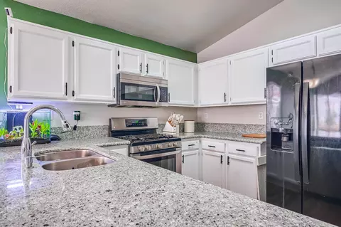 Kitchen - 512 Coudures Way, Perris, CA 92571 photo 2 of 3