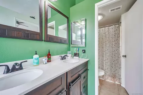 Bath - 512 Coudures Way, Perris, CA 92571 photo 1 of 2