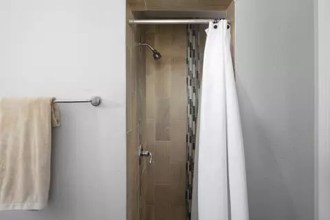 Bath - 4701 Lee Ave, La Mesa, CA 91942 photo 2 of 3