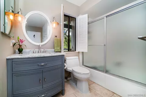 Bath - 1836 Via Entrada, Fallbrook, CA 92028 photo 3 of 3