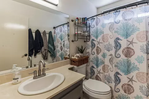 Bath - 1963 Buckskin Gln, Escondido, CA 92027 photo 2 of 4