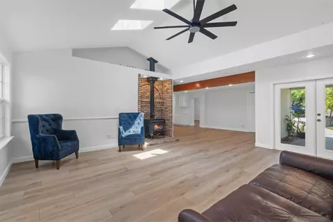 Living - 1422 Hanson Ln, Ramona, CA 92065 photo 2 of 6