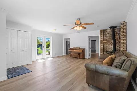 Living - 1422 Hanson Ln, Ramona, CA 92065 photo 4 of 6
