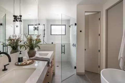 Bath - 247 La Mesa Ave, Encinitas, CA 92024 photo 3 of 6