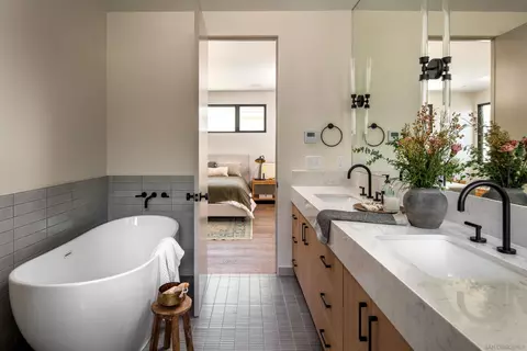 Bath - 247 La Mesa Ave, Encinitas, CA 92024 photo 1 of 6