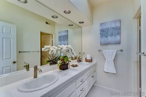 Bath - 3136 Almahurst Row, La Jolla, CA 92037 photo 2 of 3